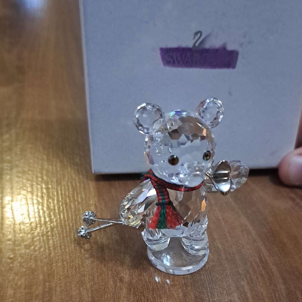 Swarovski Kris Bear with Skis (Item Number 234710)